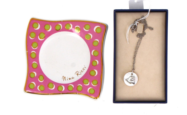 NINA RICCI - Pendentif façon nacre sur c