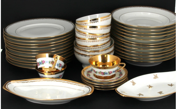 11 assiettes plates, 12 creuses, 1 ravie