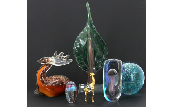 Lot d'objets modernes en verre de couleu