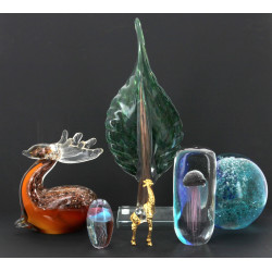 Lot d'objets modernes en verre de couleu