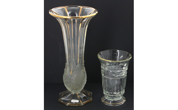 Deux vases vintages en verre moulé et fi