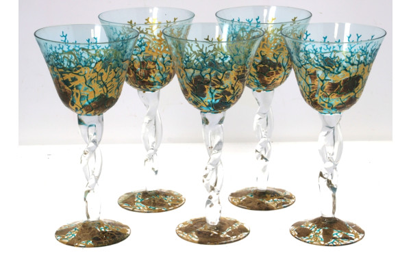 Suite de 5 verres à pied en verre peint 