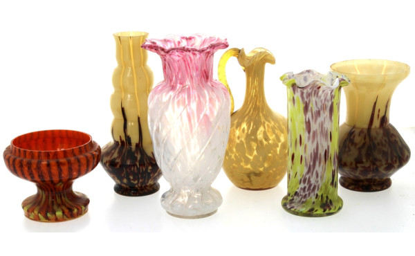 6 pièces en verre moucheté : 4 vases, un