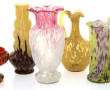6 pièces en verre moucheté : 4 vases, un