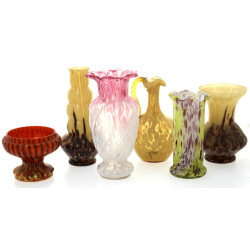 6 pièces en verre moucheté : 4 vases, un