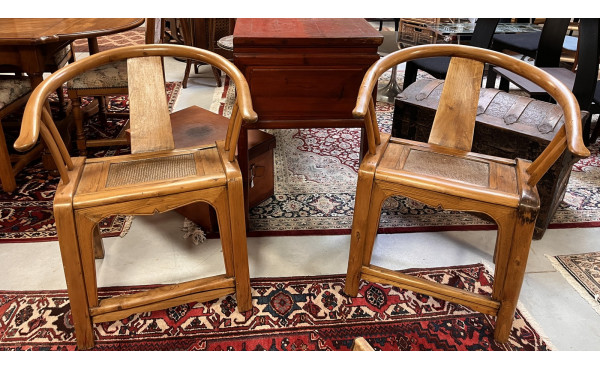 Paire de fauteuils chinois en bois clair