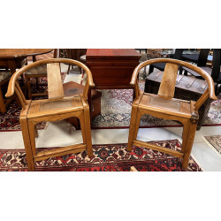 Paire de fauteuils chinois en bois clair