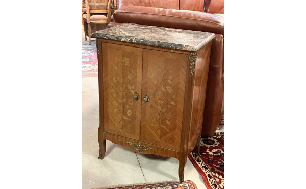 Meuble de style Louis XV en placage et m