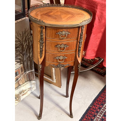 Petite table de forme ovale de style Tra