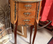 Petite table de forme ovale de style Tra