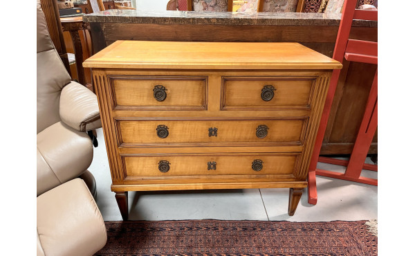 Commode en bois clair de style Louis XVI