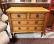 Commode en bois clair de style Louis XVI