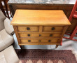 Commode en bois clair de style Louis XVI