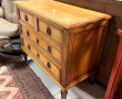 Commode en bois clair de style Louis XVI