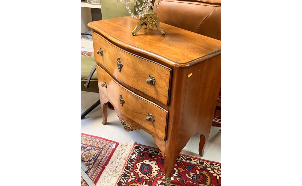 Petite commode en bois naturel de style 