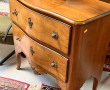 Petite commode en bois naturel de style 