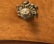 Petite commode en bois naturel de style 