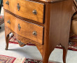 Petite commode en bois naturel de style 