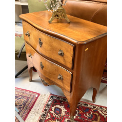 Petite commode en bois naturel de style 