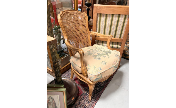 Fauteuil de style Louis XV en bois natur