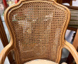 Fauteuil de style Louis XV en bois natur