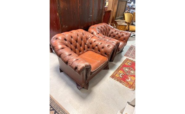 Paire de fauteuils capitonés bordeaux (m