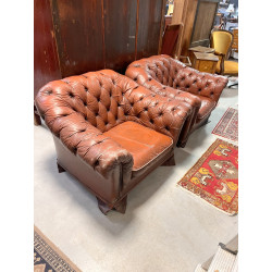 Paire de fauteuils capitonés bordeaux (m
