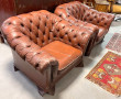 Paire de fauteuils capitonés bordeaux (m