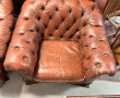 Paire de fauteuils capitonés bordeaux (m