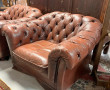 Paire de fauteuils capitonés bordeaux (m