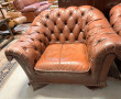 Paire de fauteuils capitonés bordeaux (m