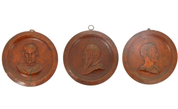 Trois médaillons en bronze à patine brun