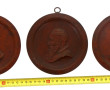 Trois médaillons en bronze à patine brun