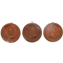 Trois médaillons en bronze à patine brun