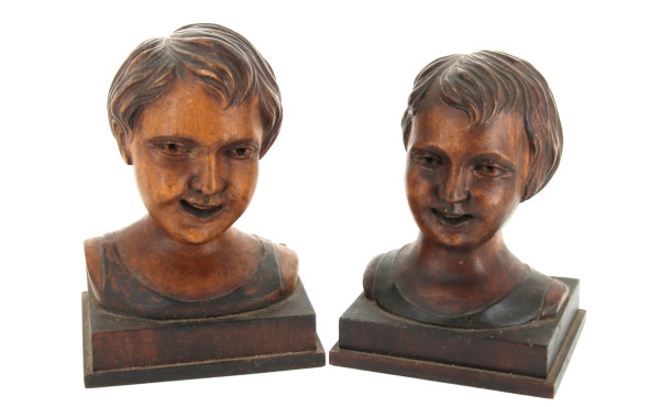 Paire de bustes d'enfants en bois sculpt