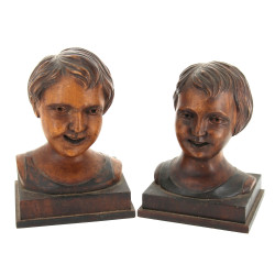 Paire de bustes d'enfants en bois sculpt