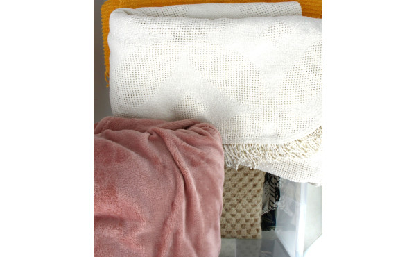 Caisse de linge de maison dont plaids et