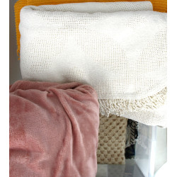 Caisse de linge de maison dont plaids et