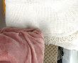 Caisse de linge de maison dont plaids et