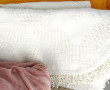 Caisse de linge de maison dont plaids et
