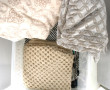 Caisse de linge de maison dont plaids et