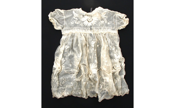 Robe de baptême ancienne en tulle brodé 