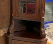 Vitrine en encoignure ouvrant à une port