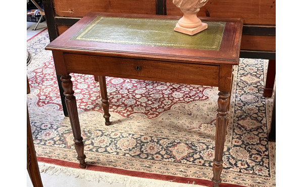 Petit bureau plat en bois naturel, piète