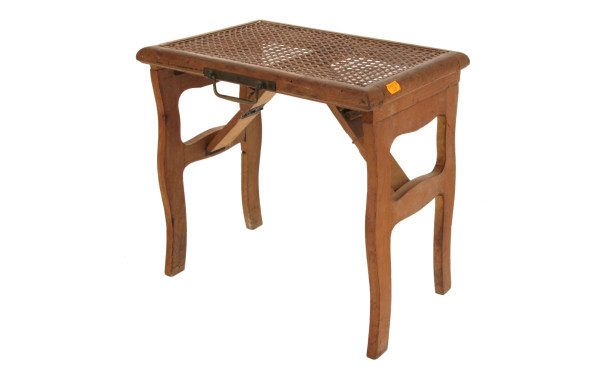 Petit tabouret pliant ancien en bois cla