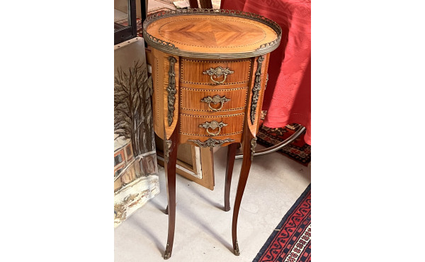 Petite table de forme ovale de style Tra