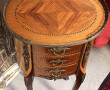 Petite table de forme ovale de style Tra