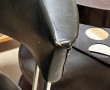 Fauteuil des années 50 en skaï noir clou