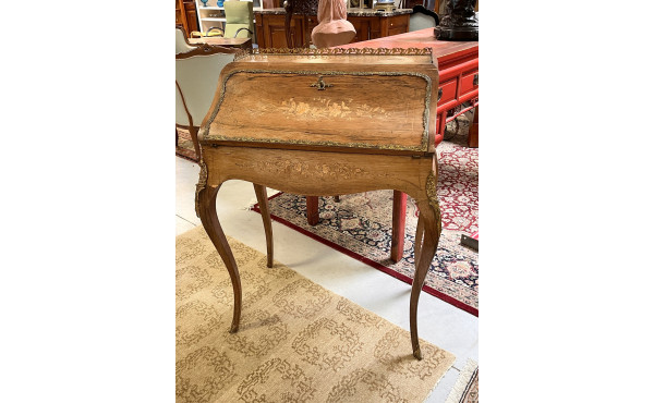 Petit bureau de pente en placage et marq