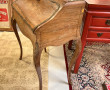 Petit bureau de pente en placage et marq
